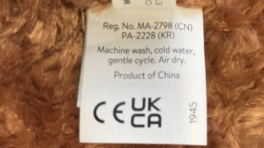 Ubicación del código de fecha de fabricación en la etiqueta del peluche retirado del mercado 