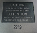 Parte posterior del adaptador de corriente alterna PA-10 de Yamaha, retirado del mercado, donde se muestra el código de la fecha