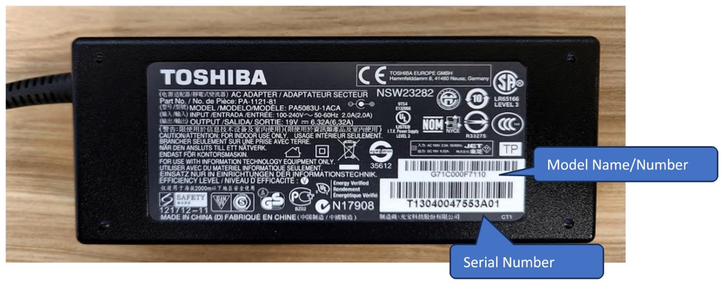 Ubicación del nombre/número del modelo y del número de serie del adaptador de corriente de marca Toshiba retirado del mercado