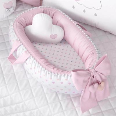 Nido para bebé con pompones y corazones rosa retirado del mercado, 100334