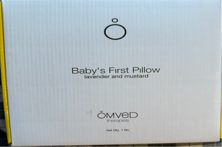 Frente del empaque de la almohada para bebés de Omved