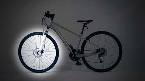 Bicycles equipped with front disc brakes and quick release levers