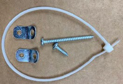 Kits de sujeción antivolcadura New Age retirado del mercado con una amarra de plástico, dos soportes y dos tornillos. 