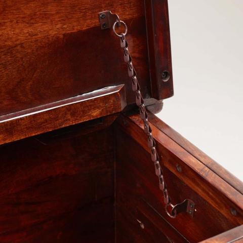 Aman Trunks’ interior metal chains