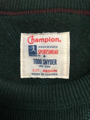 Label at the neck of the sweatshirt 