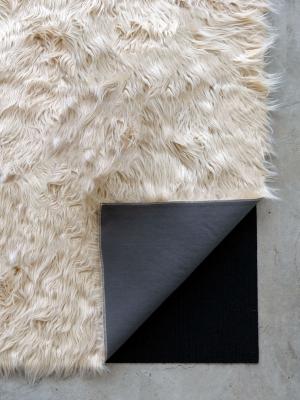 Rug’s furry yarn shag cover and anti-slip floor pad bottom