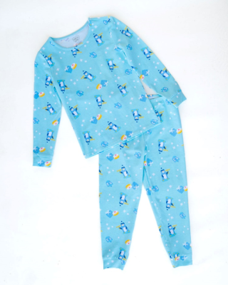 召回的浅蓝色面料两件式睡衣，上面印有拿着 Chanukiahs、陀螺、礼物、甜甜圈和雪花的企鹅