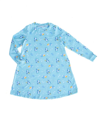召回的浅蓝色面料休闲连衣裙（长袖），上面有拿着 Chanukiahs、陀螺、礼物、甜甜圈和雪花的企鹅