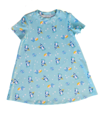 召回的浅蓝色面料休闲连衣裙（短袖），上面有拿着 Chanukiahs、陀螺、礼物、甜甜圈和雪花的企鹅