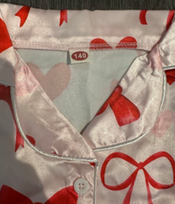 The size is printed on the sewn-in neck label of the Agddjdfjy children’s pajamas.