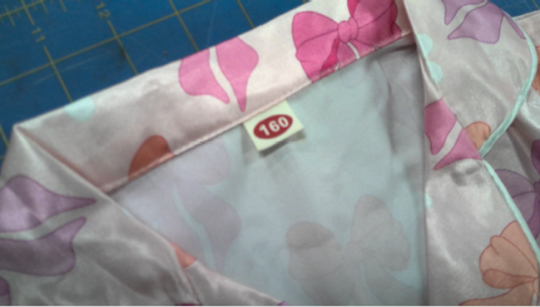 Sewn-in neck label with the size Sewn-in neck label with the size