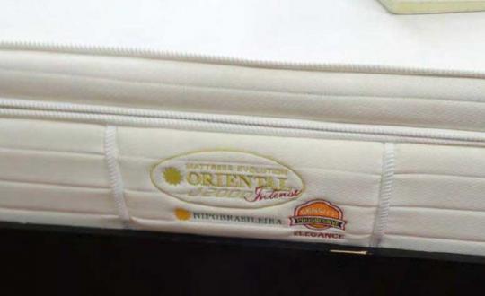 NIPOBRASILEIRA and ORIENTAL J2000 are embroidered on the side of the mattress.