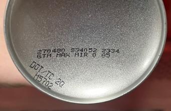 Foto del código de fecha en la parte inferior del bote (foto de la versión que se vende en Lowe's)