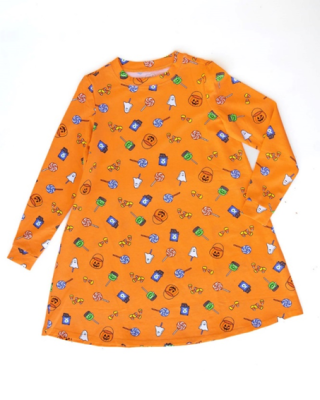召回橙色面料休闲连衣裙（长袖），饰有玉米糖、南瓜灯桶和什锦棒棒糖
