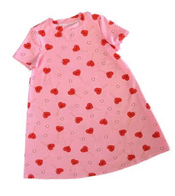 召回粉色面料休闲连衣裙（短袖），饰有红色心形棒棒糖和小白心