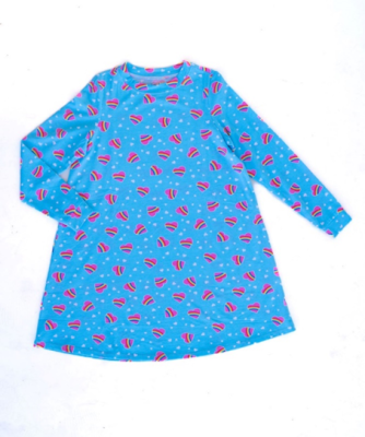 召回浅蓝色面料休闲连衣裙（长袖），带有粉色心形彩虹和较小的白色心形