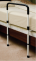 Baranda manual para cama con soportes para piso Endurance® de Essential Medical Supply retirada del mercado (P1410-P)