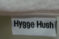 Etiqueta con la marca Hygge Hush